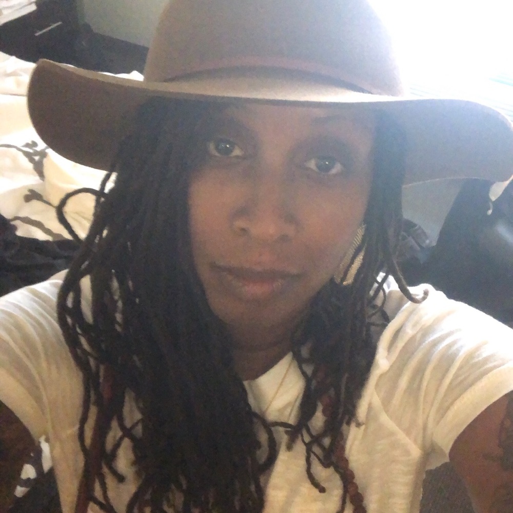 Meet your Posher, Ebony